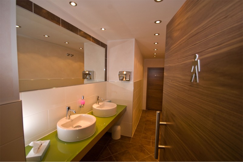 Gehobene Standards bei der Badrenovierung im Hotel umsetzen